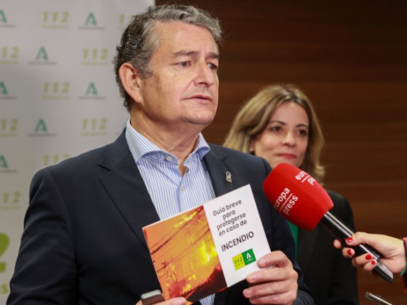 El consejero de Interior presenta una guía para prevenir y protegerse en caso de incendio