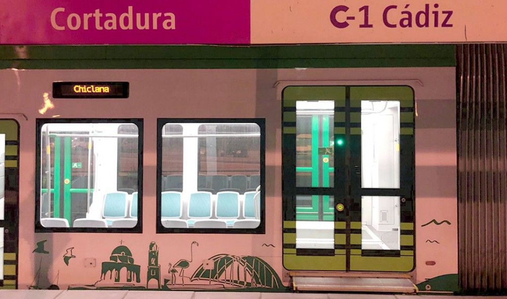 Viaje en pruebas del tranvía de la Bahía que circula por primera vez hasta Cádiz por el trazado ferroviario