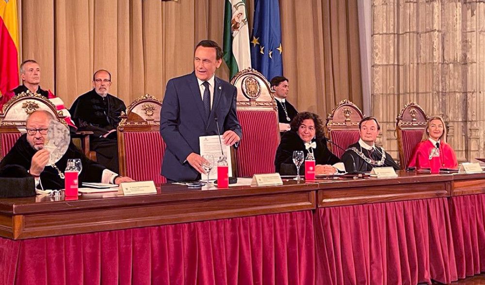 El consejero de Universidad avanza que el nuevo decreto de ordenación de enseñanzas universitarias estará listo este curso