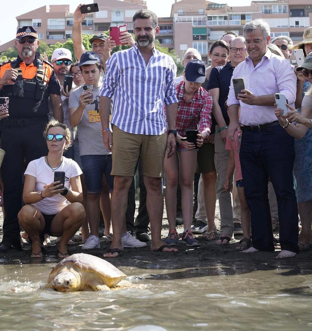 Devuelta al mar en Estepona otra tortuga boba recuperada, la décima en este año