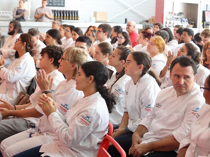Seis productoras de Sabor a Málaga comparten su experiencia en el sector agroalimentario con 200 alumnos de las escuelas de hostelería malagueñas