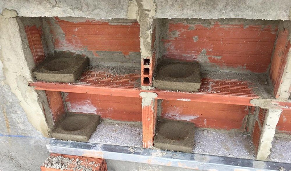 Construida en el puerto de Barbate una estructura de hormigón con 120 nidos para unificar la colonia de vencejos