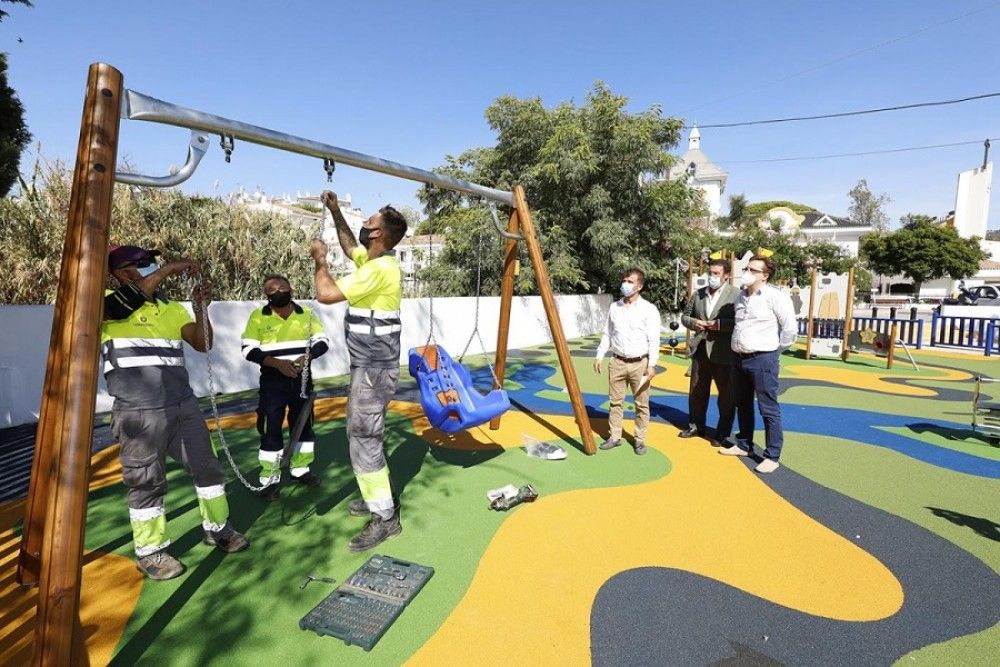 El Ayuntamiento renueva el parque infantil frente a la Tenencia de Alcaldía de Las Chapas con un área de juegos tematizada y adaptada