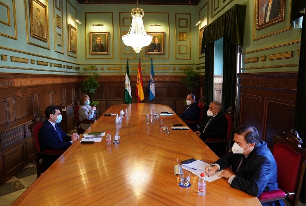 El presidente andaluz defiende la idoneidad de Málaga y Granada para pasar a la Fase 1 durante una visita a Motril