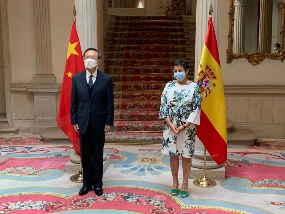 La ministra de Exteriores pasa de puntillas sobre los temas más polémicos en el encuentro con su homólogo chino