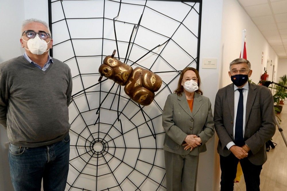 La Tenencia de Alcaldía de San Pedro Alcántara instala la escultura de Vicente Espona Araña’ en el Centro Cultural Rosa Verde