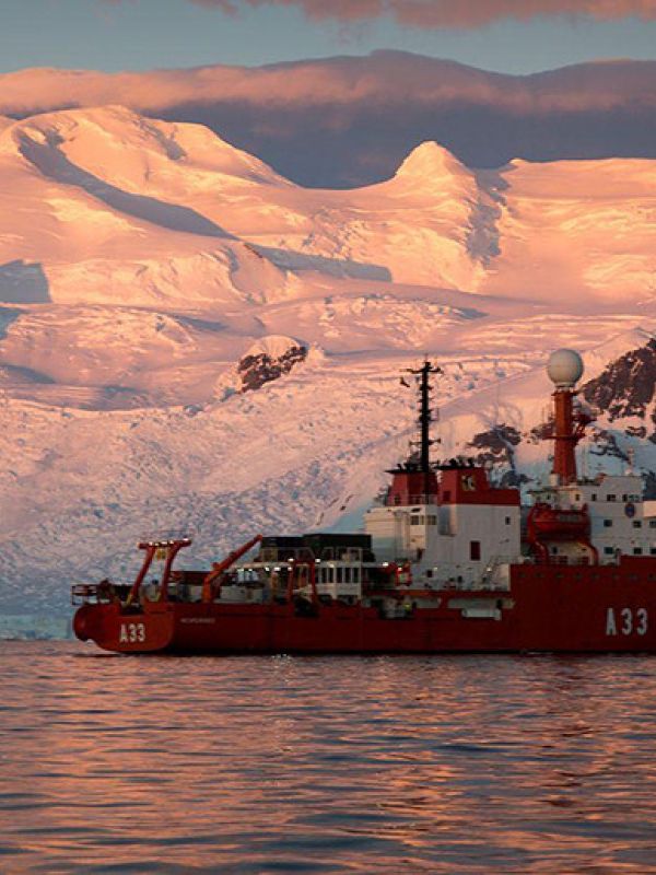 El buque Hespérides llega a Cartagena tras la XXXVI Campaña de Investigación Antártica Española