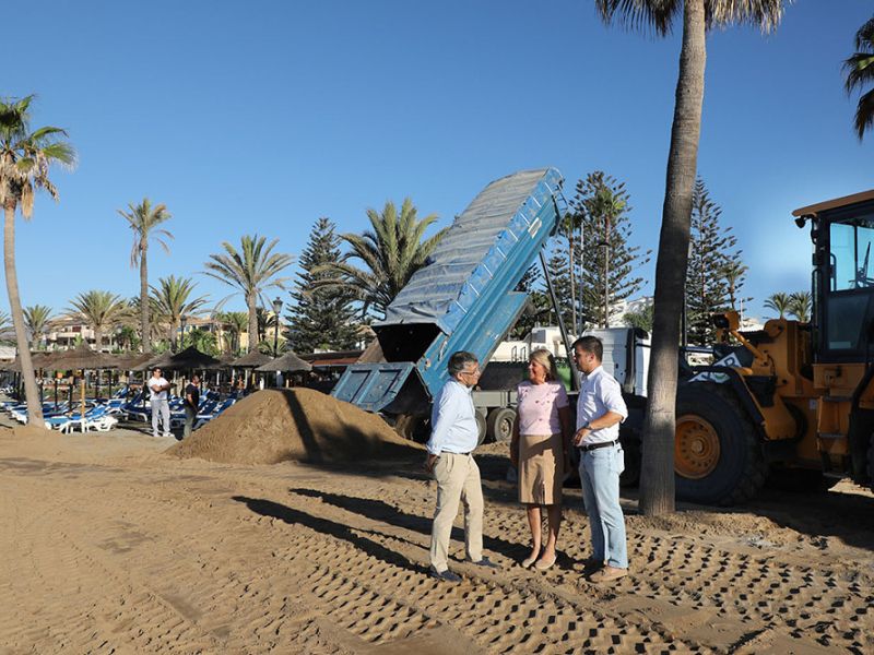 El Ayuntamiento realiza aportes de arena en horario nocturno para mejorar las playas de San Pedro Alcántara a la espera de que el Gobierno central “dé una solución definitiva con la ejecución de los espigones”