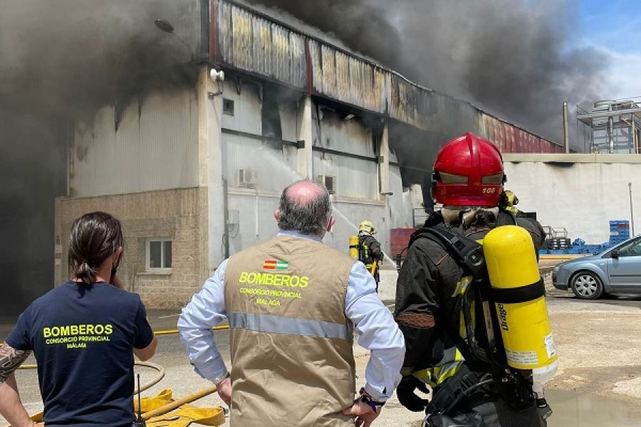 Bomberos del CPB trabajan en la extinción de un incendio en tres naves industriales de Humilladero