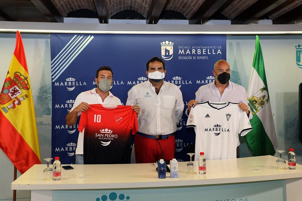 El Ayuntamiento vuelve a patrocinar esta temporada al Marbella FC y a la UD San Pedro con un total de 120.000 euros para ambos clubes, que disputarán el próximo día 28 el Memorial Antonio Naranjo