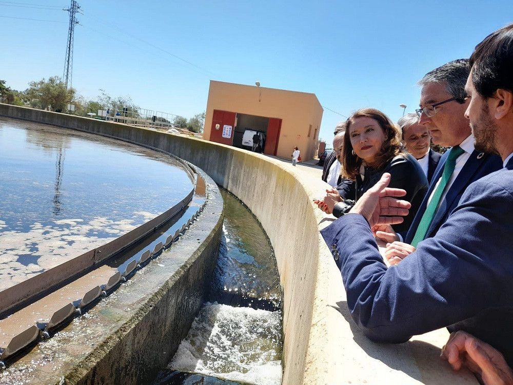 La consejera de Agricultura y el presidente de la Diputación visitan las obras de la EDAR de Rincón de la Victoria