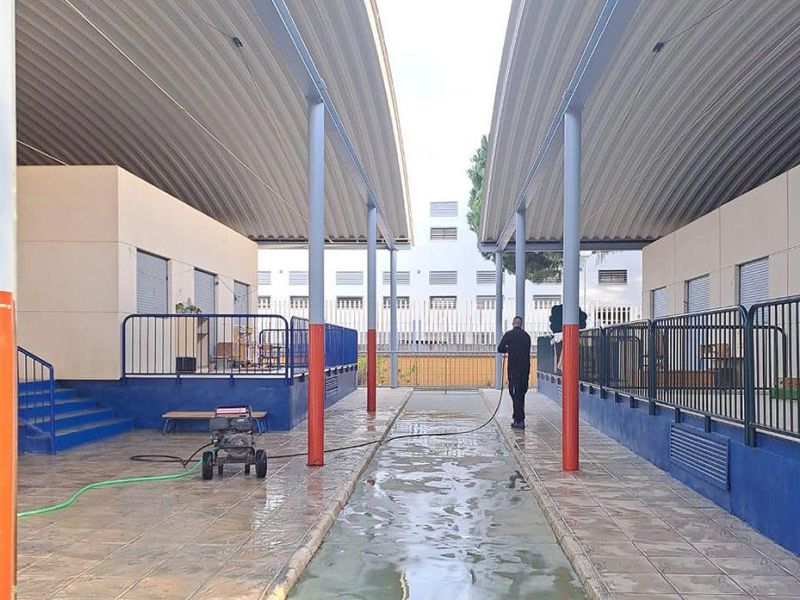 Un dispositivo especial de limpieza prepara los colegios para el regreso a las aulas tras la Navidad