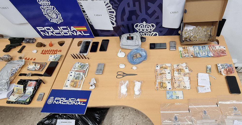 La Policía Nacional desmantela un punto de venta de droga en Málaga y detiene a diez personas
