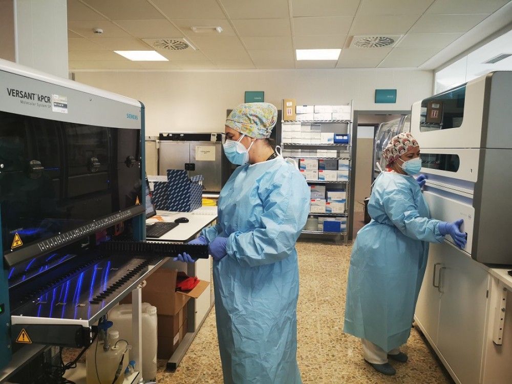 El Hospital Costa del Sol pone en marcha los robots VERSANT kPCR’ y MagnaPure 96’ con los que triplica su capacidad analítica de PCR