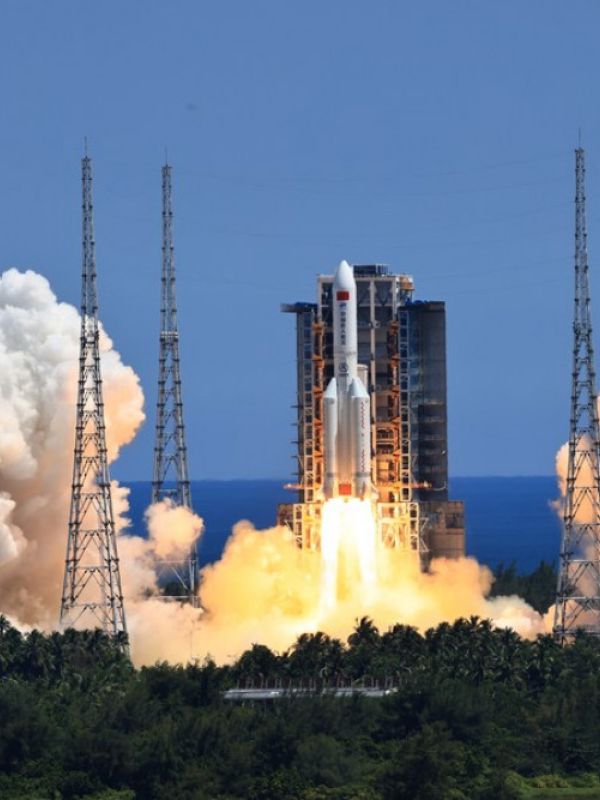 Un cohete chino se destruye al reentrar de forma incontrolada en la atmósfera