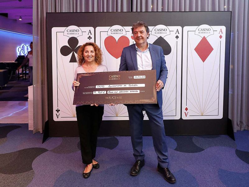 El Ayuntamiento recibe de Casino Marbella más de 9.700 euros de las fichas extraviadas en 2022, que destinará a los programas de ayuda social