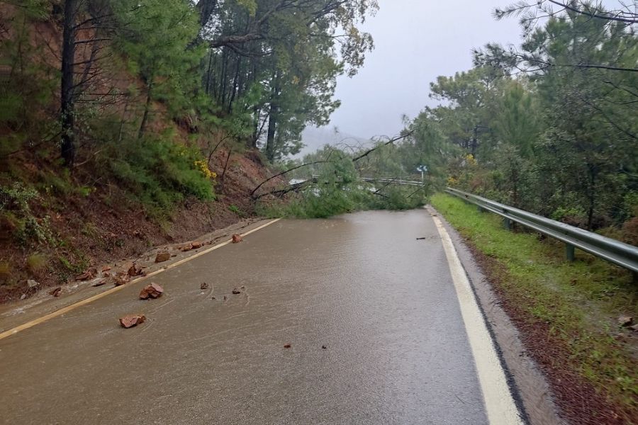 Cortada la carretera de El Burgo a Casarabonela por el desbordamiento del Arroyo de las Doncellas