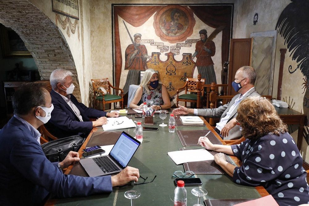 El Ayuntamiento y Aehcos abordan asuntos de interés para el sector turístico en materia de promoción, infraestructuras y formación