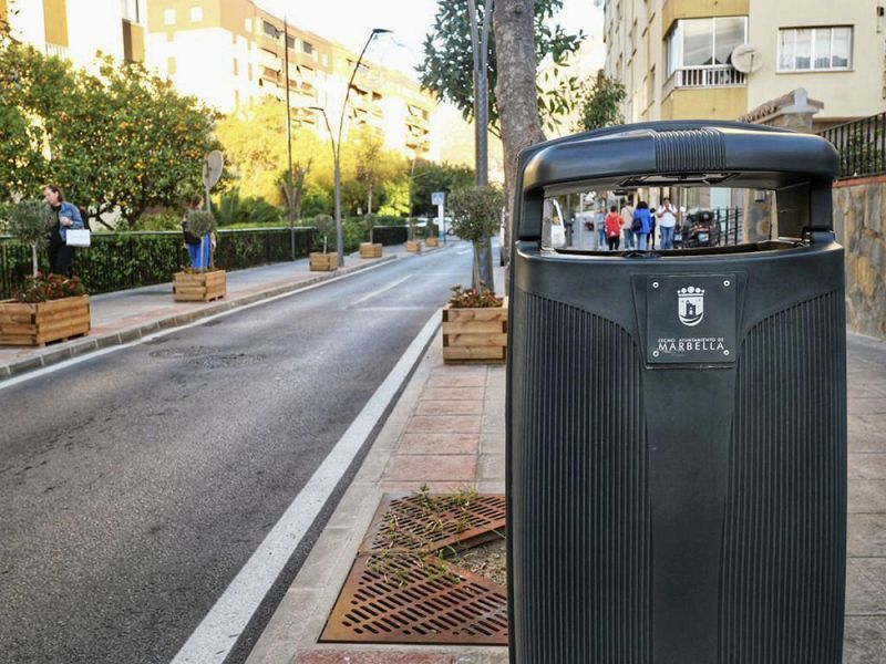 El Ayuntamiento renueva un centenar de papeleras de alta capacidad y alcanza ya el millar de unidades sustituidas en todo el término municipal