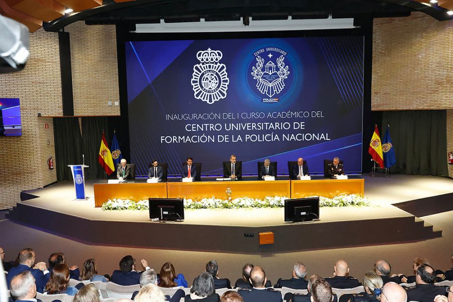 El rey inaugura el primer curso académico del Centro Universitario de la Policía Nacional