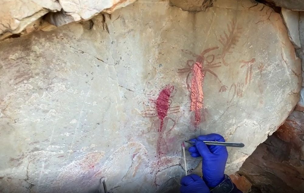La Consejería de Cultura restaura las pinturas rupestres vandalizadas en el yacimiento de las Vacas del Retamoso en Jaén