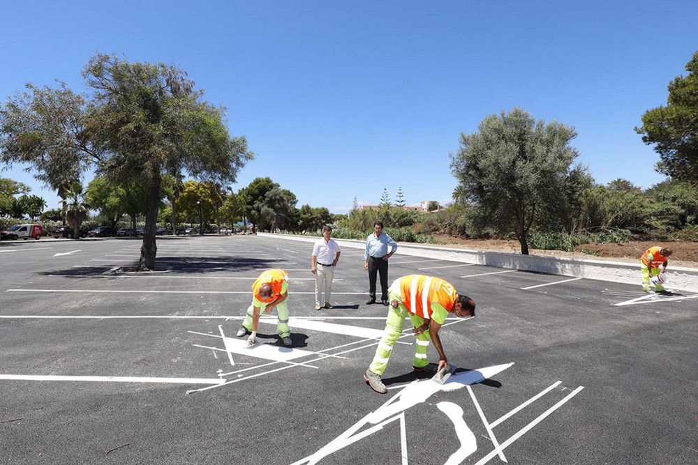 El Ayuntamiento habilita 160 plazas aparcamientos en dos de los principales accesos a la playa Real de Zaragoza de Las Chapas