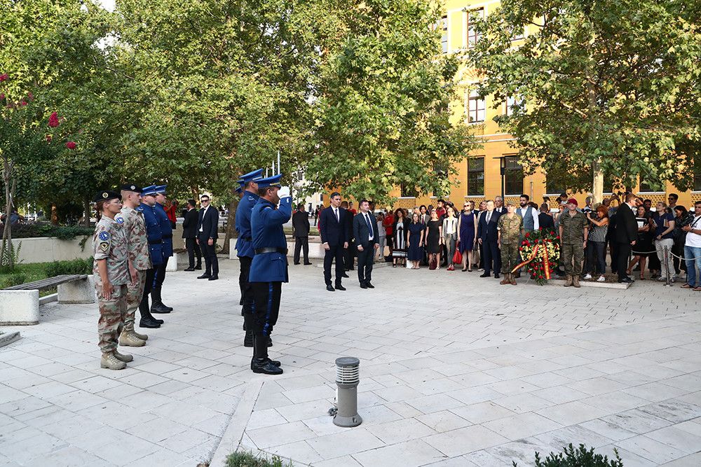 Pedro Sánchez participa en Mostar en el homenaje a los 22 militares españoles caídos durante la guerra en Bosnia y Herzegovina