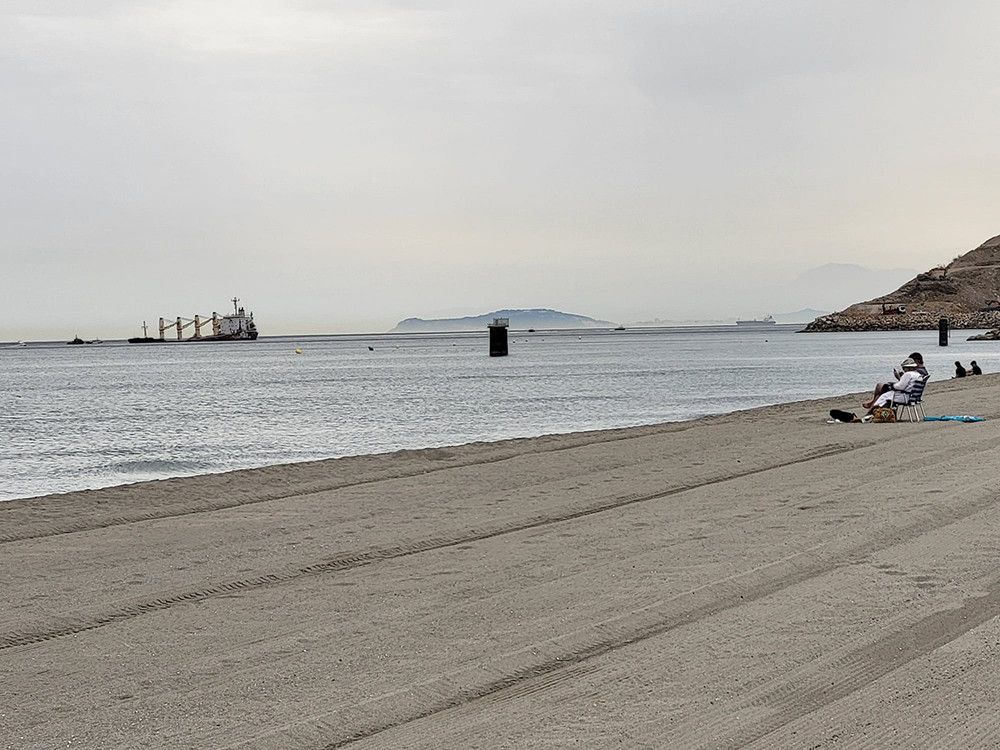 El vertido del buque embarrancado en Gibraltar llega a las playas de La Línea