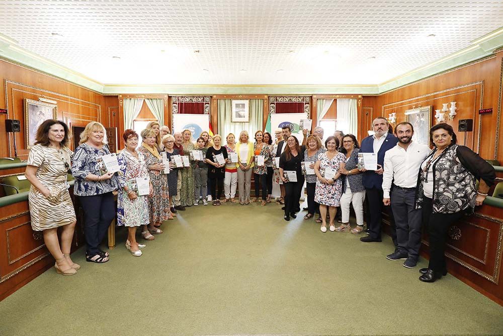 El Ayuntamiento destaca “el papel fundamental de las entidades vecinales en la democracia local” y concede distinciones a las asociaciones que llevan más de 20 años de entrega a la ciudadanía