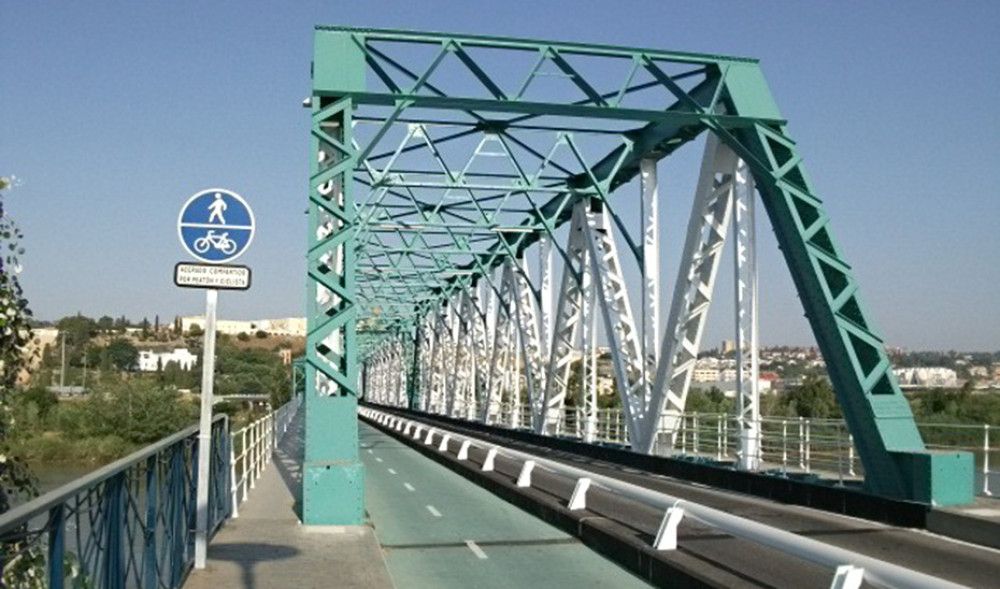Adjudicado el estudio de viabilidad para convertir en reversible el puente de Hierro de San Juan (Sevilla)