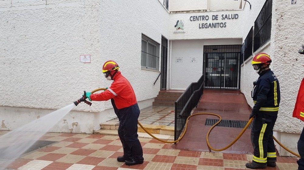 Los bomberos de Marbella se suman a las labores de desinfección de los espacios públicos frente al Covid-19