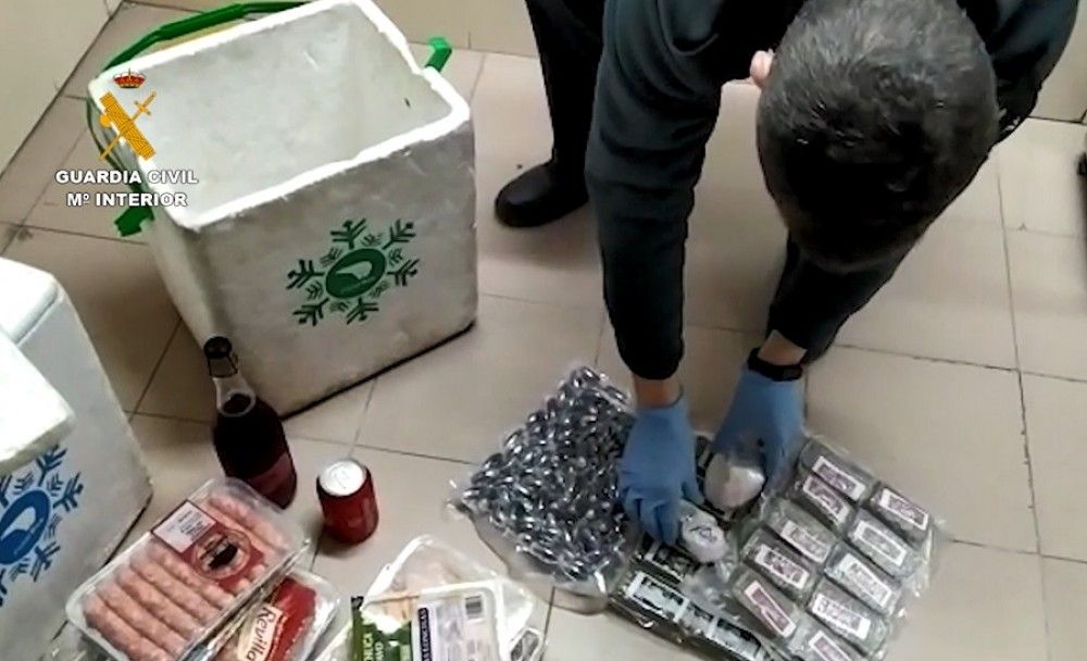La Guardia Civil interviene más de 5 kilos de hachís y 200 gramos de cocaína ocultos en dobles fondos de neveras portátiles