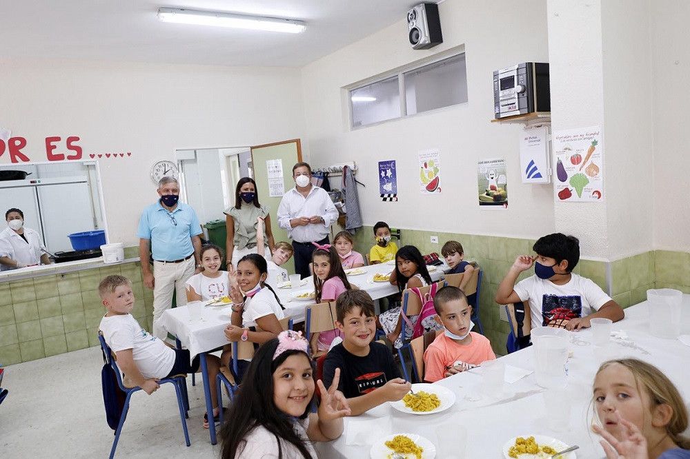 El campamento de verano escolar abre sus puertas en el CEIP Santa Teresa para atender a 130 niños del municipio en riesgo de exclusión social