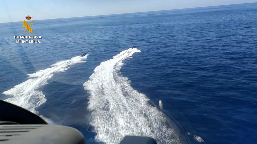 La Guardia Civil frustra un alijo de 3.500 kilos de hachís tras la arriesgada persecución de una "narcolancha" en Huelva