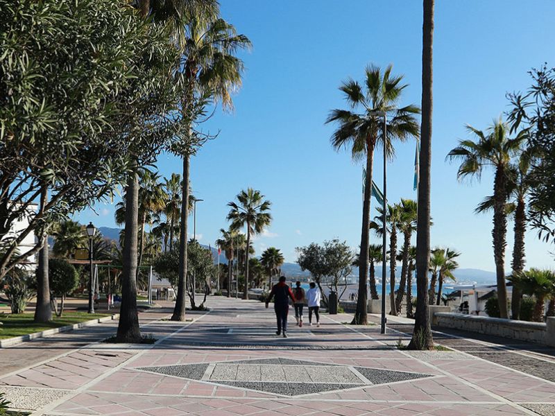 El Ayuntamiento culmina los trabajos de reforma del Paseo Marítimo en la zona este de Puerto Banús