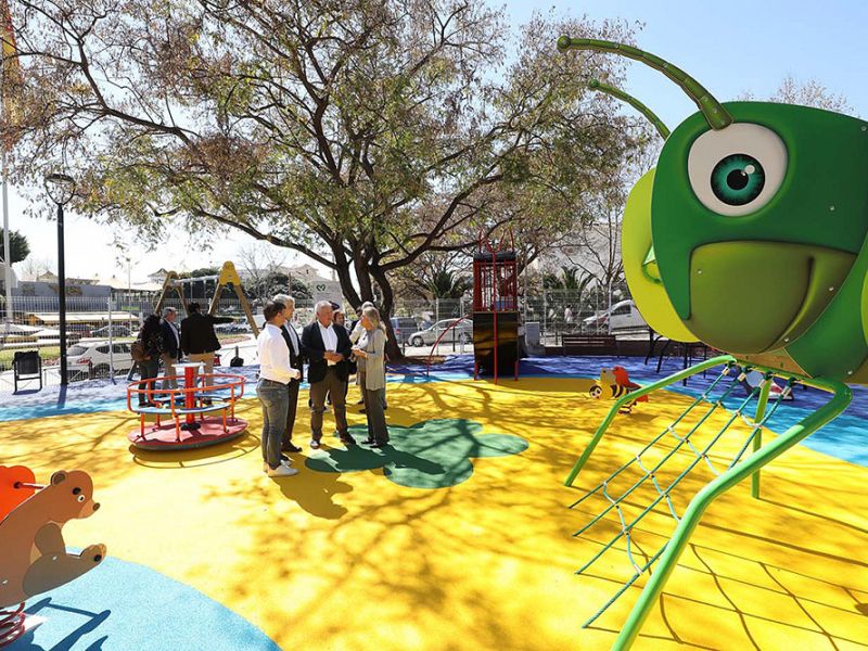 El Ayuntamiento termina las obras del parque infantil del bulevar Ashmawi, un espacio con el que Marbella alcanza los 2.000 metros cuadrados de nuevas áreas de juegos esta legislatura
