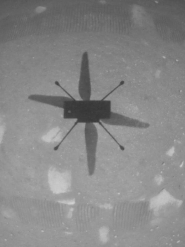 Ingenuity realiza con éxito su primer vuelo de prueba sobre el suelo marciano