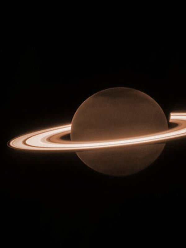 Espectacular imagen de los anillos de Saturno brillando captada por el telescopio James Webb