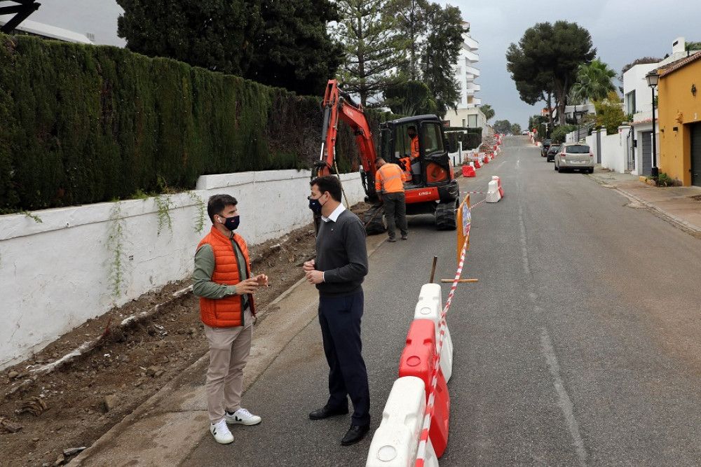 Mejora de iluminación y acerado en la calle Gardenias de Nueva Andalucía para garantizar la seguridad en el entorno