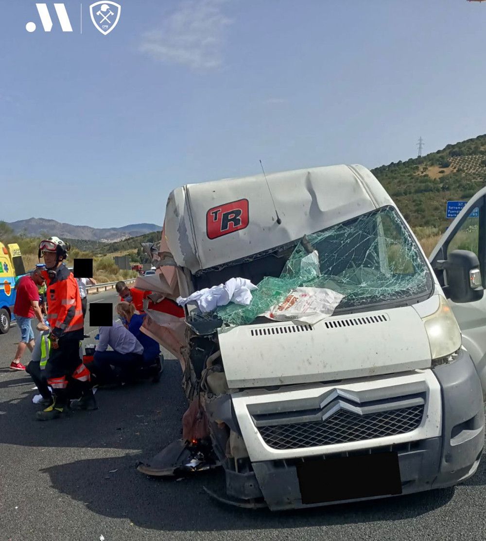 Efectivos del Consorcio Provincial de Bomberos de la Diputación excarcelan a una persona atrapada en el interior de un vehículo en Antequera