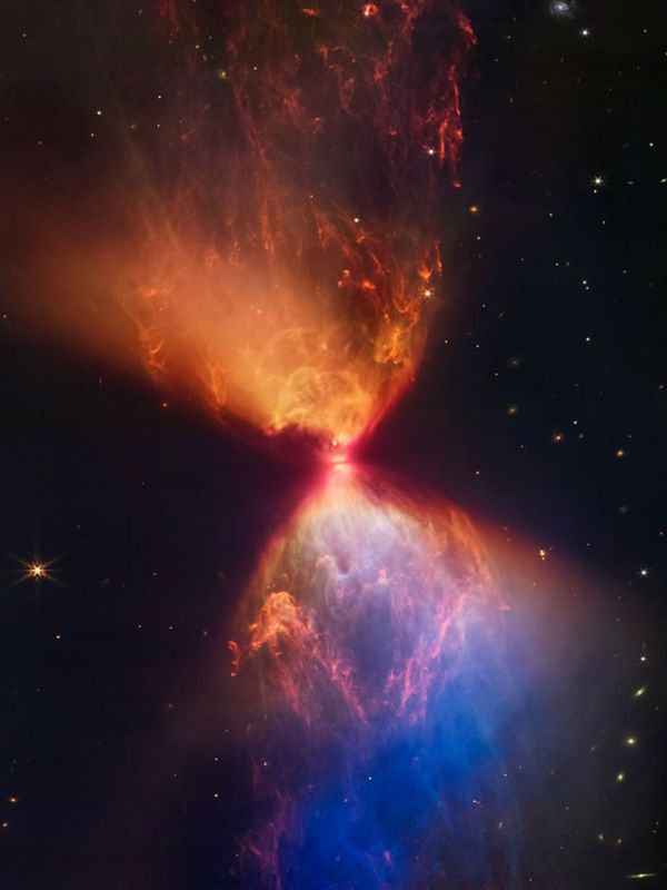 El telescopio espacial James Webb capta un reloj de arena ardiente mientras se forman nuevas estrellas