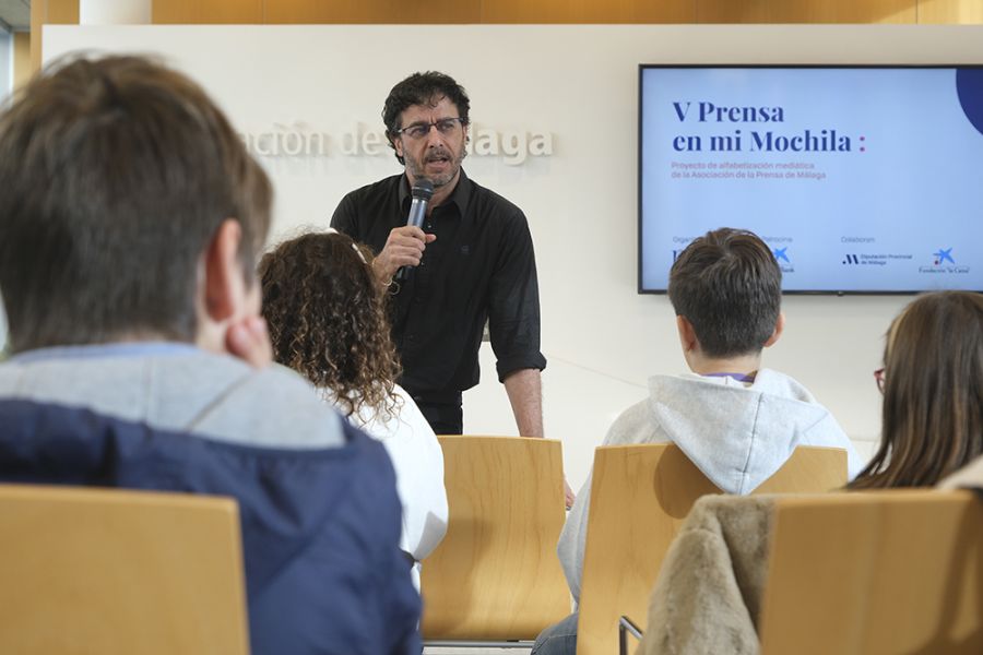 El premio Pulitzer Emilio Morenatti y el alumnado del colegio García Lorca inauguran en la Diputación la V edición de Prensa en mi mochila