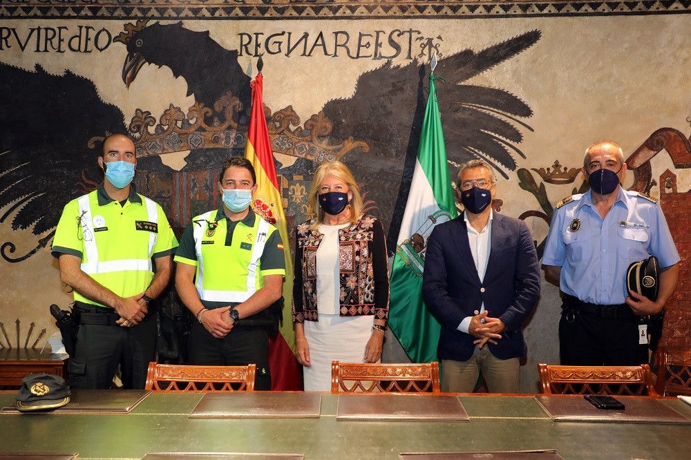 La alcaldesa aborda con el nuevo teniente de la unidad de Tráfico de la Guardia Civil las necesidades en materia de infraestructuras del cuerpo y el dispositivo de seguridad del verano