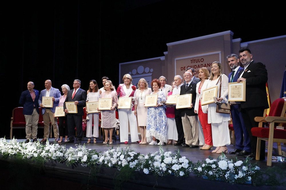 El Ayuntamiento reconoce la trayectoria personal y profesional de 15 vecinos del municipio con la entrega del título de Ciudadano Honorario