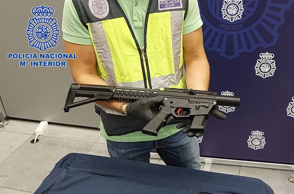La Policía Nacional interviene un subfusil AR9 ensamblado con piezas impresas en 3D