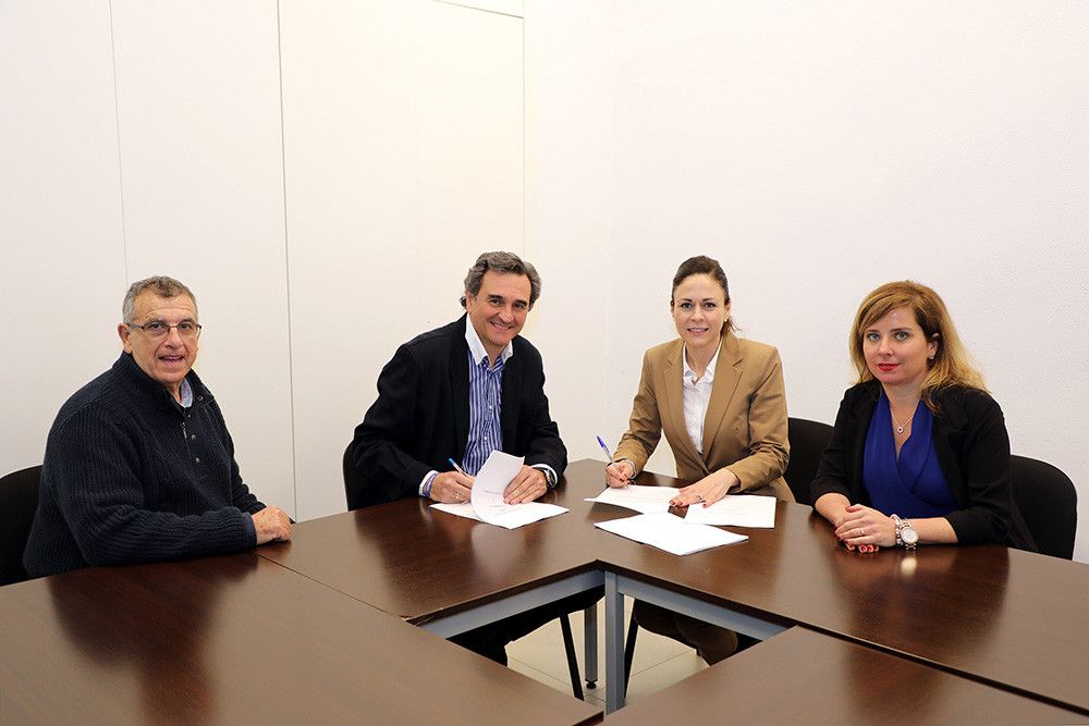 El Ayuntamiento suscribe un convenio con el banco social de Caixabank para facilitar la concesión de microcréditos a los emprendedores y pymes