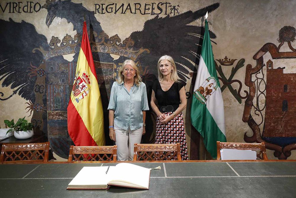 La alcaldesa mantiene una reunión de trabajo en el Ayuntamiento con la consejera de Educación