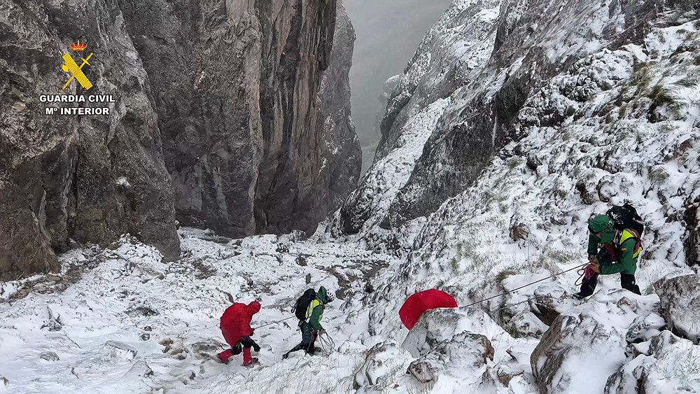La Guardia Civil rescata a dos personas en los Picos de Europa en mitad de un temporal de nieve y fuerte ventisca