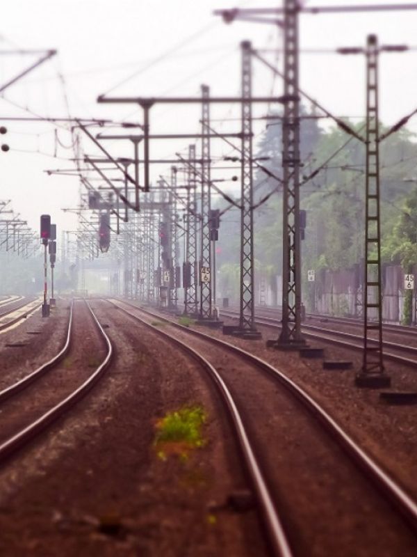 Un nuevo sensor de fibra óptica monitoriza vías de tren y tuberías de agua y gas con gran resolución