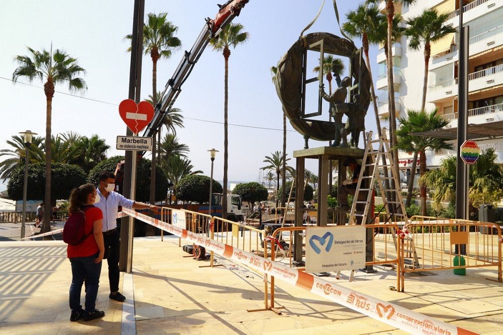 El Ayuntamiento reinstala el monumento a la Libertad de Expresión en su emplazamiento en la Avenida del Mar tras ser restaurado